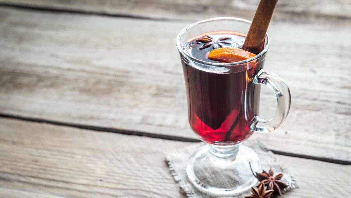 Gløgg serveret i glas med julens krydderier, klassisk varm drik til vinter og jul.