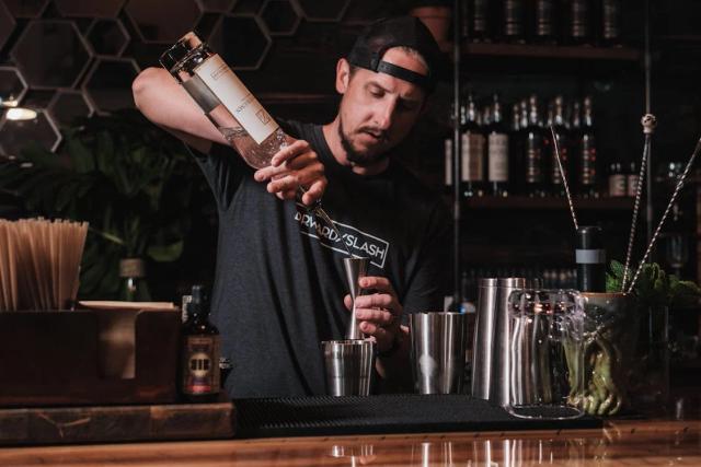 Bliv Bartender: Din Guide til en Karriere Bag Baren