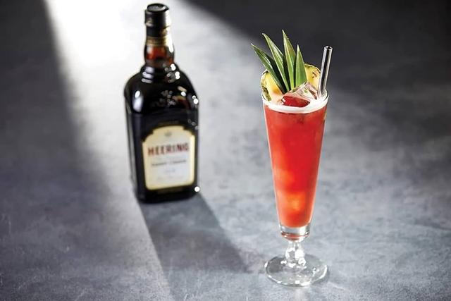 Singapore Sling: En cocktailklassiker med en rig historie og eksotisk smagsprofil